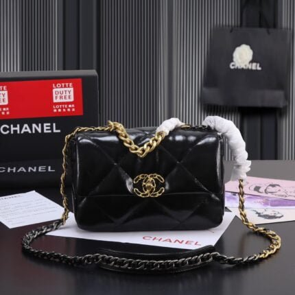 Chanel black oil wax leather Chain crossbody bag Size：26cm